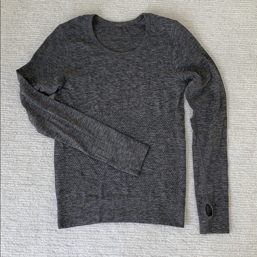 Like new! Loose fitting swiftly w thumb holes